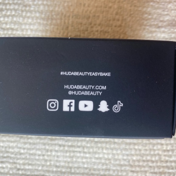 HUDA BEAUTY Easy Bake Setting Powder - Picture 4 of 6